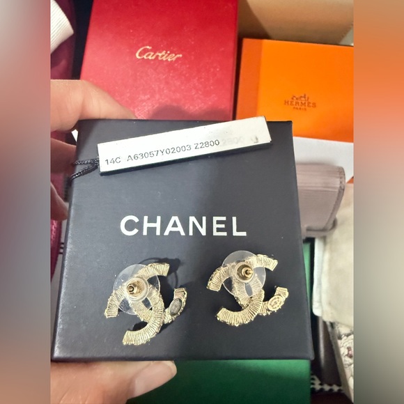 Like new authentic Chanel earring. It’s 2cm. It comes with a box&original tag. - Picture 6 of 8